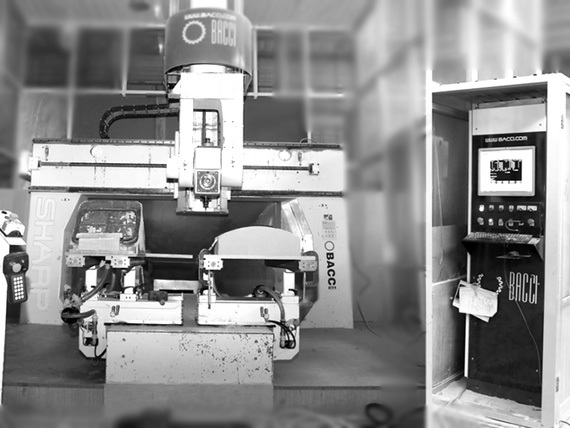 六軸聯(lián)動數(shù)控加工中心